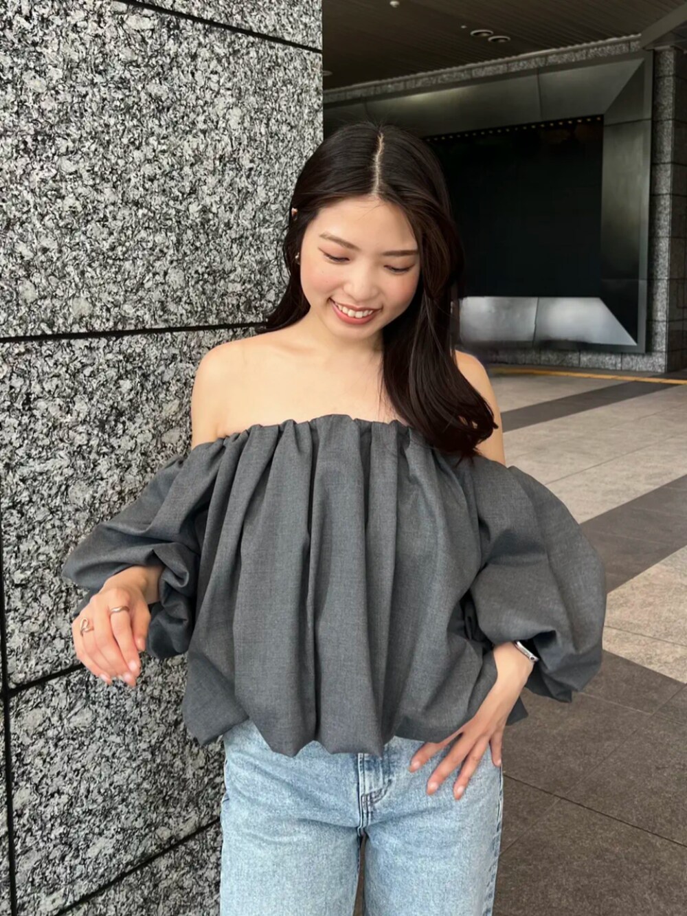 グレー系のシャツ/ブラウス、ブルー系のデニムパンツを着用したレディースの夏コーディネートの2枚目の写真