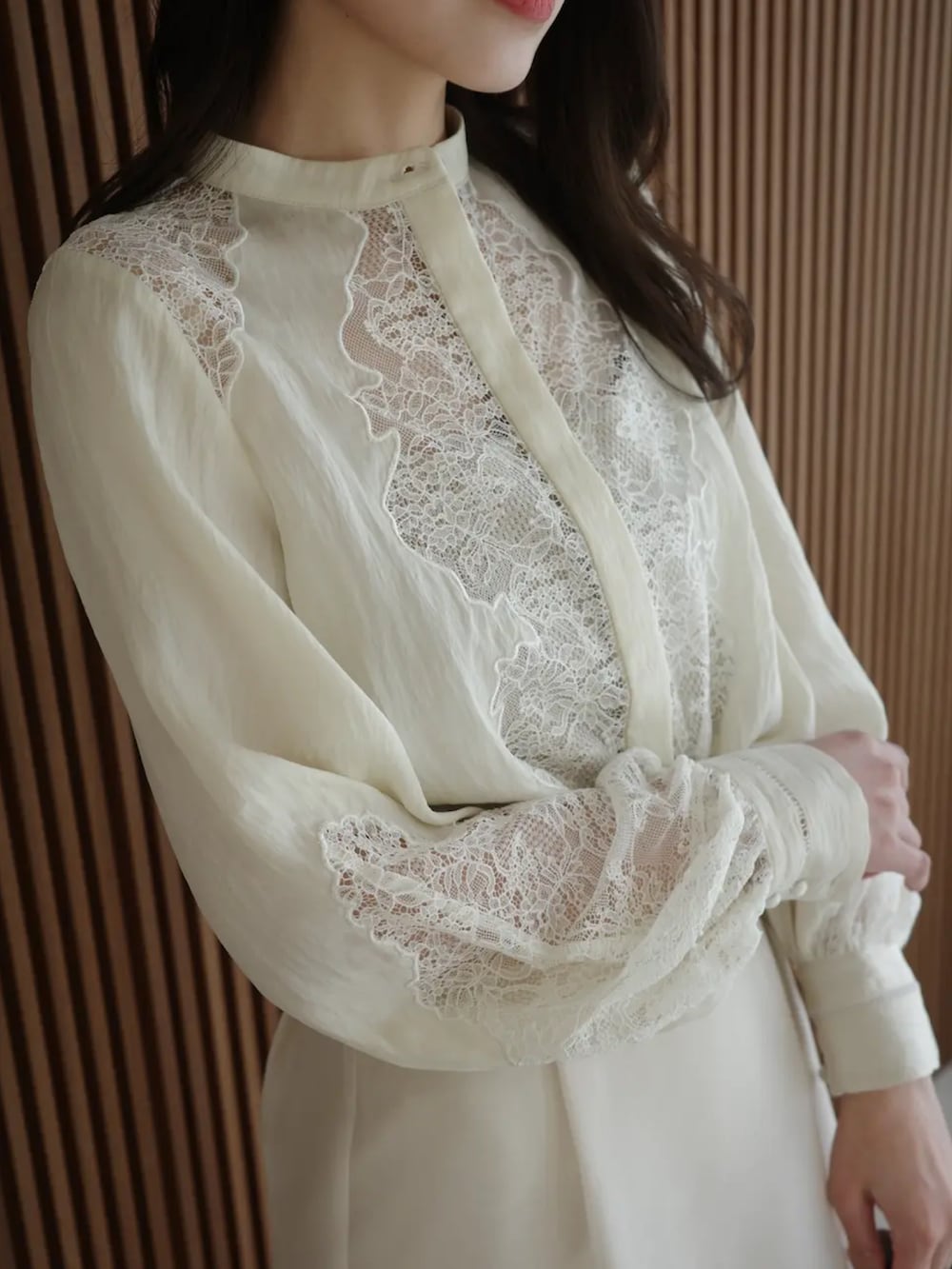 ホワイト系のシャツ/ブラウス、ホワイト系のスカートを着用したレディースの春コーディネートの3枚目の写真