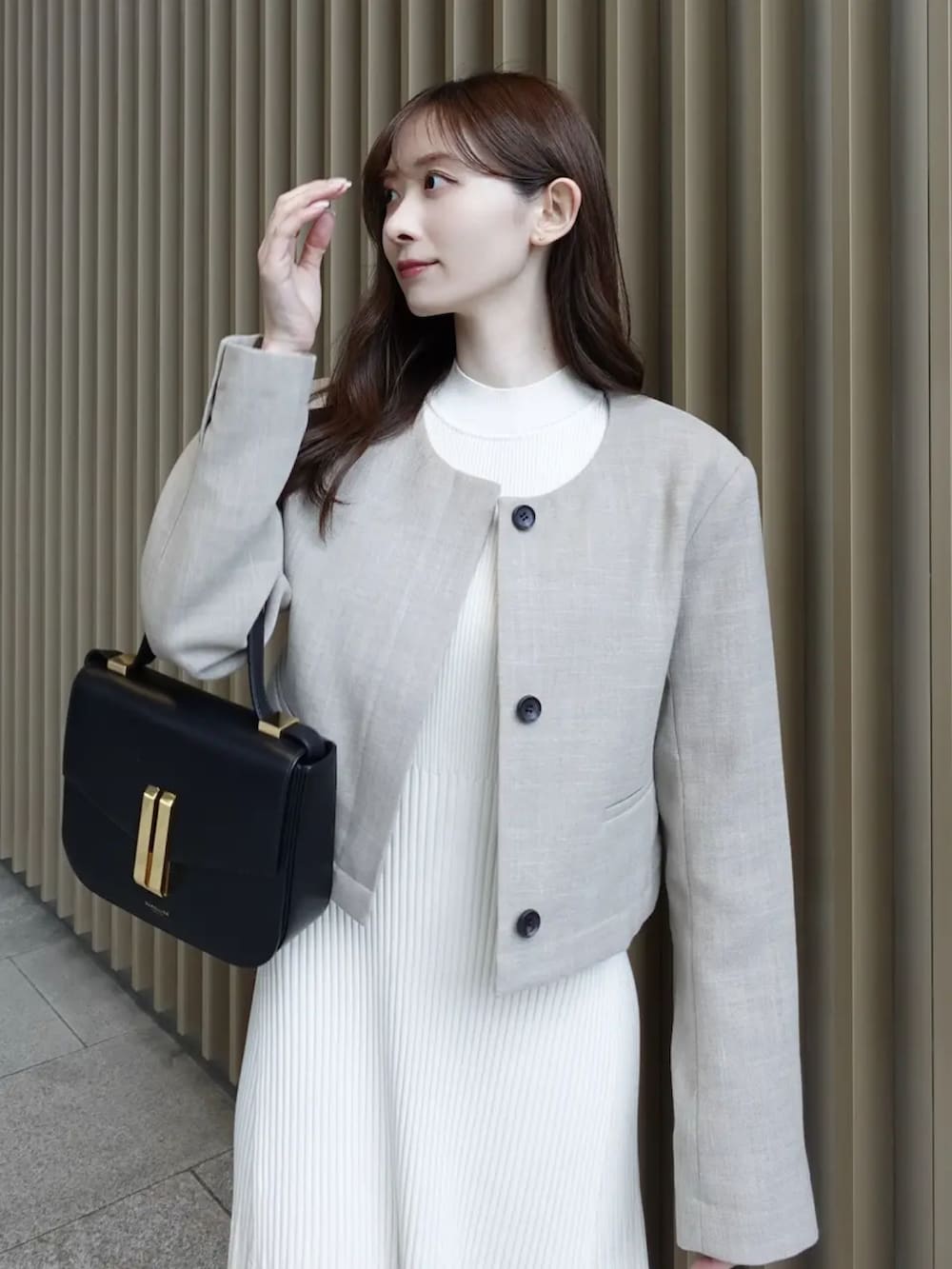 ホワイト系のワンピース、ベージュ系のノーカラージャケットを着用したレディースの春コーディネートの4枚目の写真