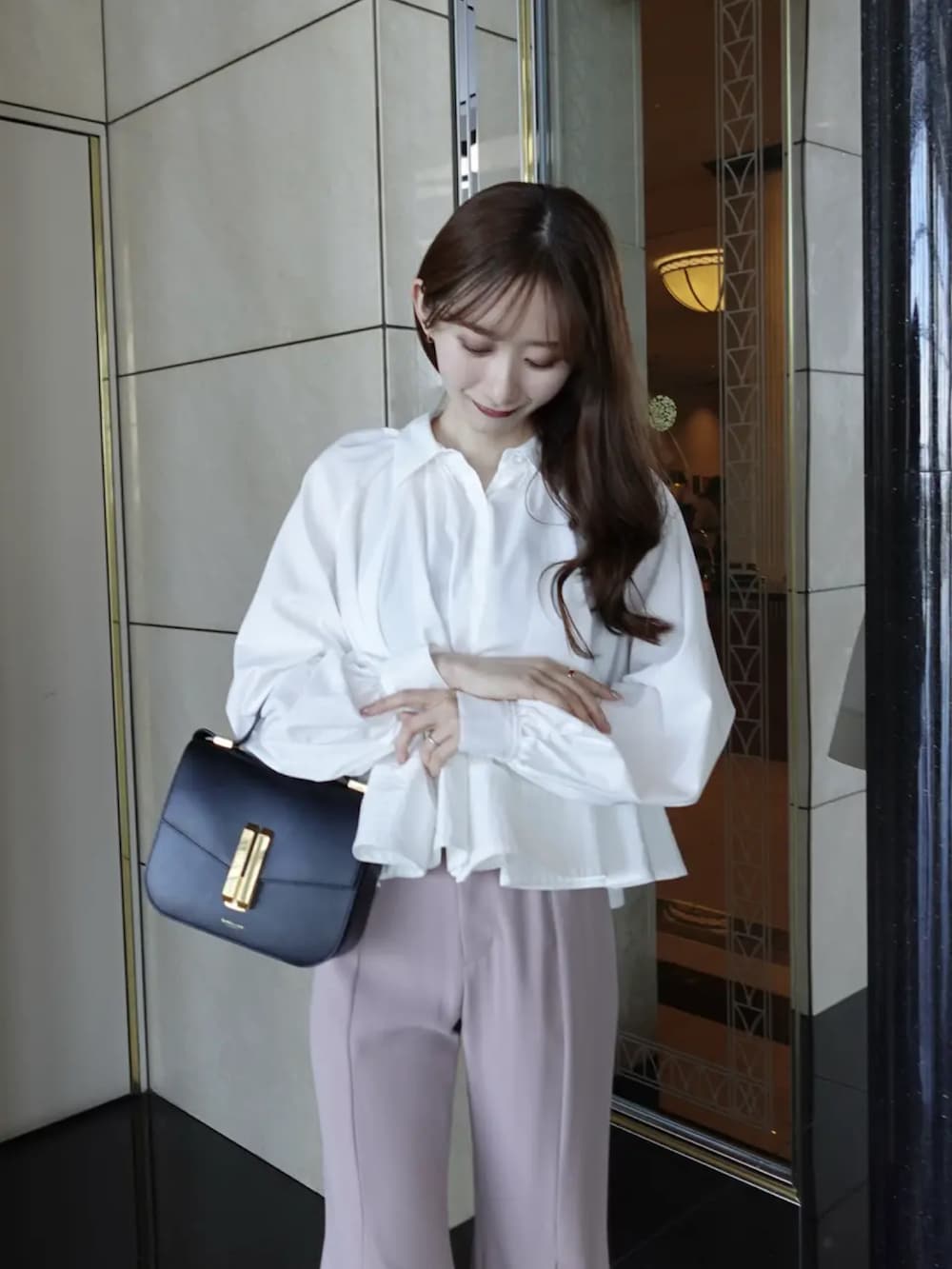 ホワイト系のシャツ/ブラウス、ピンク系のその他パンツを着用したレディースの冬コーディネートの4枚目の写真