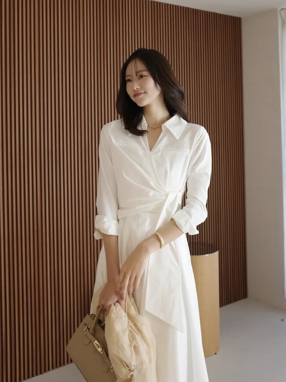 ホワイト系のシャツワンピースを着用したレディースの春コーディネートの3枚目の写真