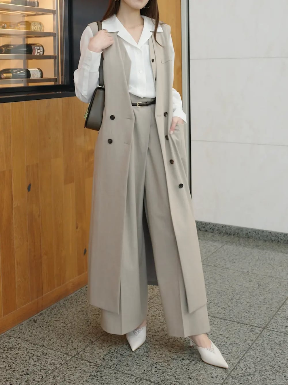 ベージュ系のワンピース、ベージュ系のその他パンツ、ホワイト系のシャツ/ブラウスを着用したレディースの冬コーディネートの3枚目の写真