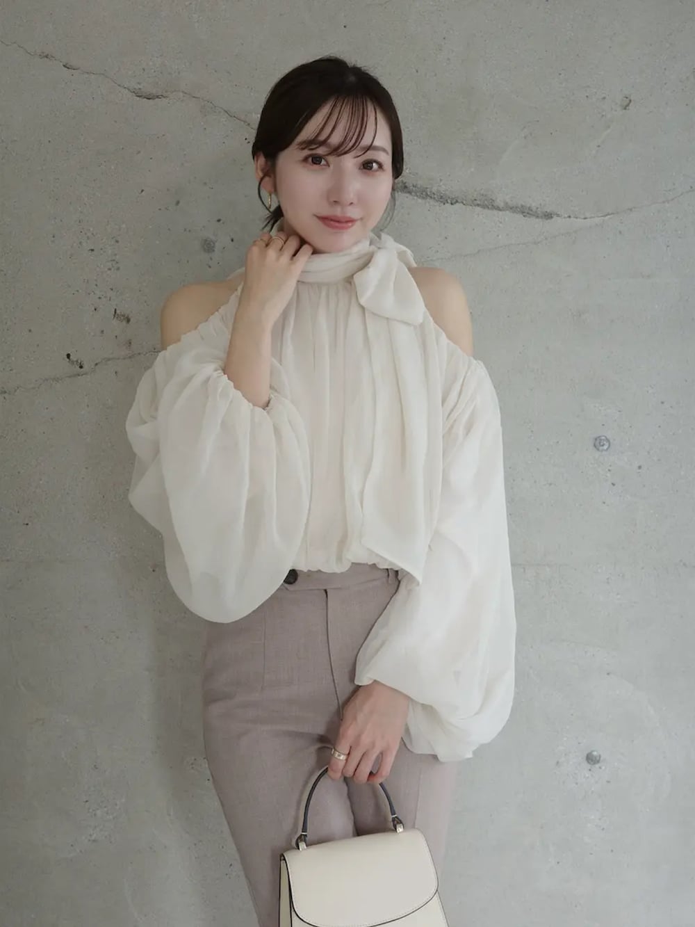 ホワイト系のシャツ/ブラウスを着用したレディースの春コーディネートの3枚目の写真