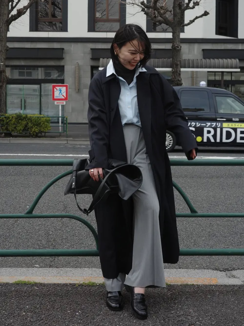 ブルー系のシャツ/ブラウス、ブルー系のステンカラーコート、グレー系のニット/セーターを着用したレディースの冬コーディネートの2枚目の写真