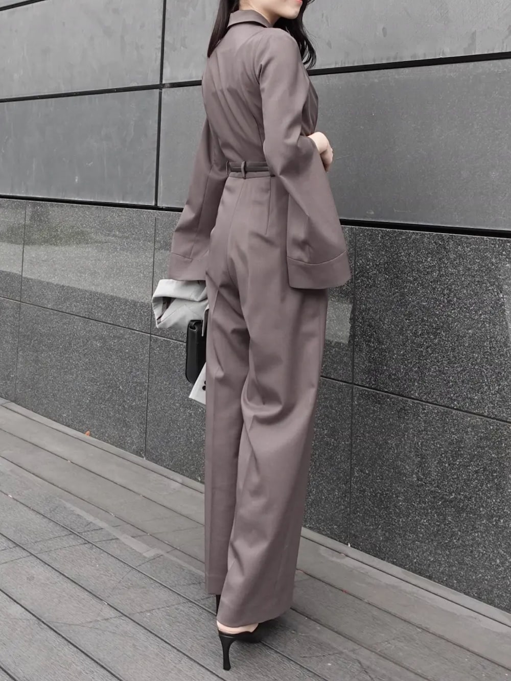 グレー系のテーラードジャケット、グレー系のつなぎ/オールインワンを着用したレディースの冬コーディネートの4枚目の写真