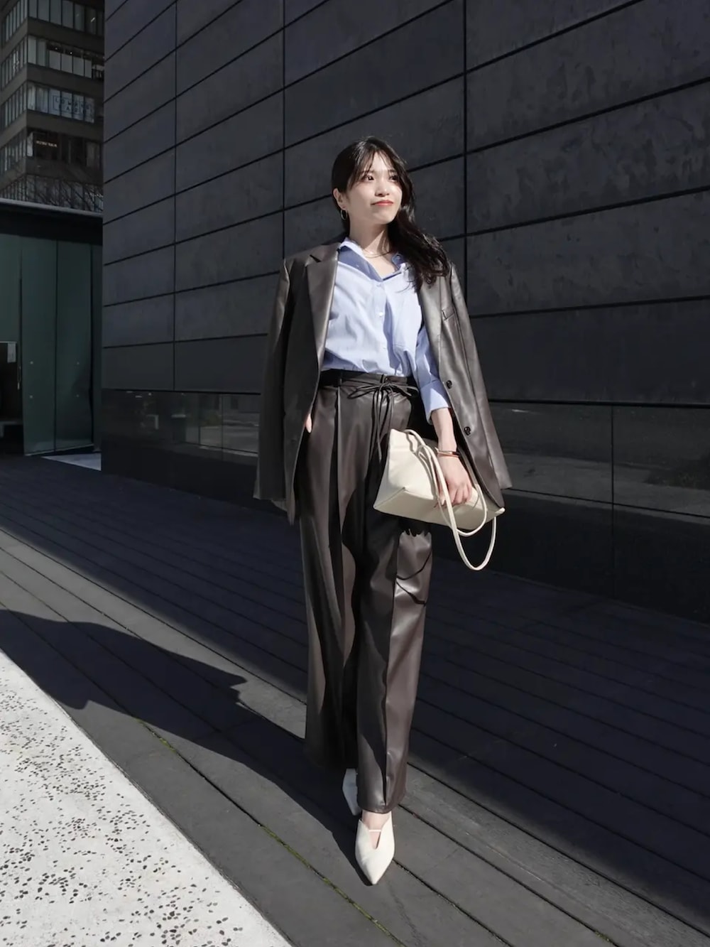 ブラウン系のその他アウター、ブルー系のシャツ/ブラウス、ブラウン系のその他パンツを着用したレディースの春コーディネートの2枚目の写真