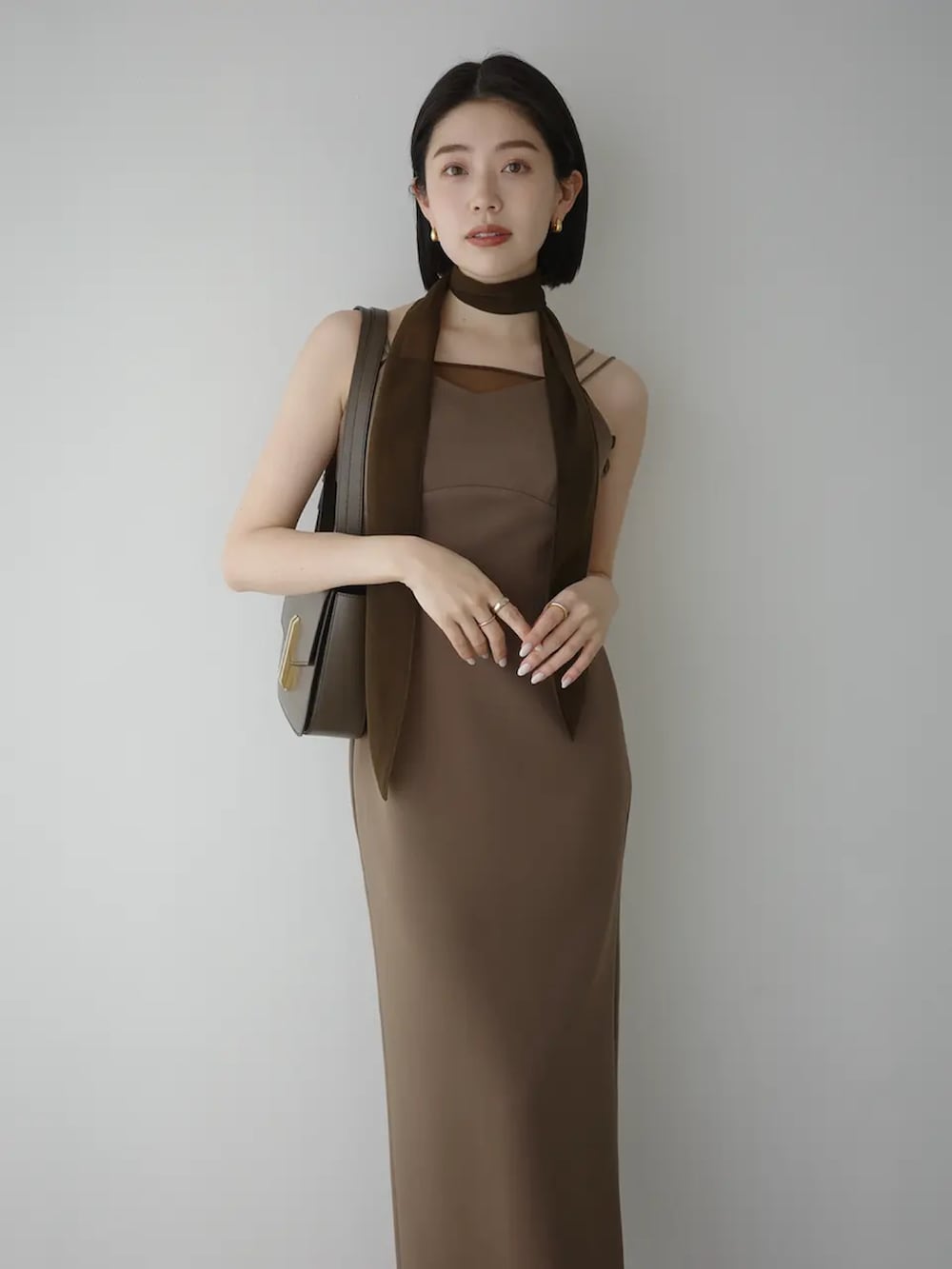 ブラウン系のワンピースを着用したレディースの春コーディネートの4枚目の写真