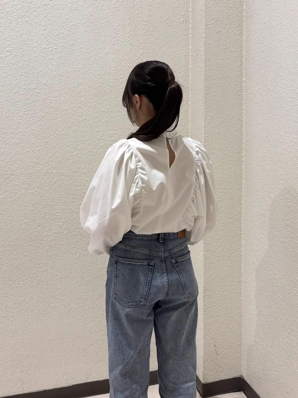 ホワイト系のシャツ/ブラウス、ブルー系のデニムパンツを着用したレディースの冬コーディネートの3枚目の写真
