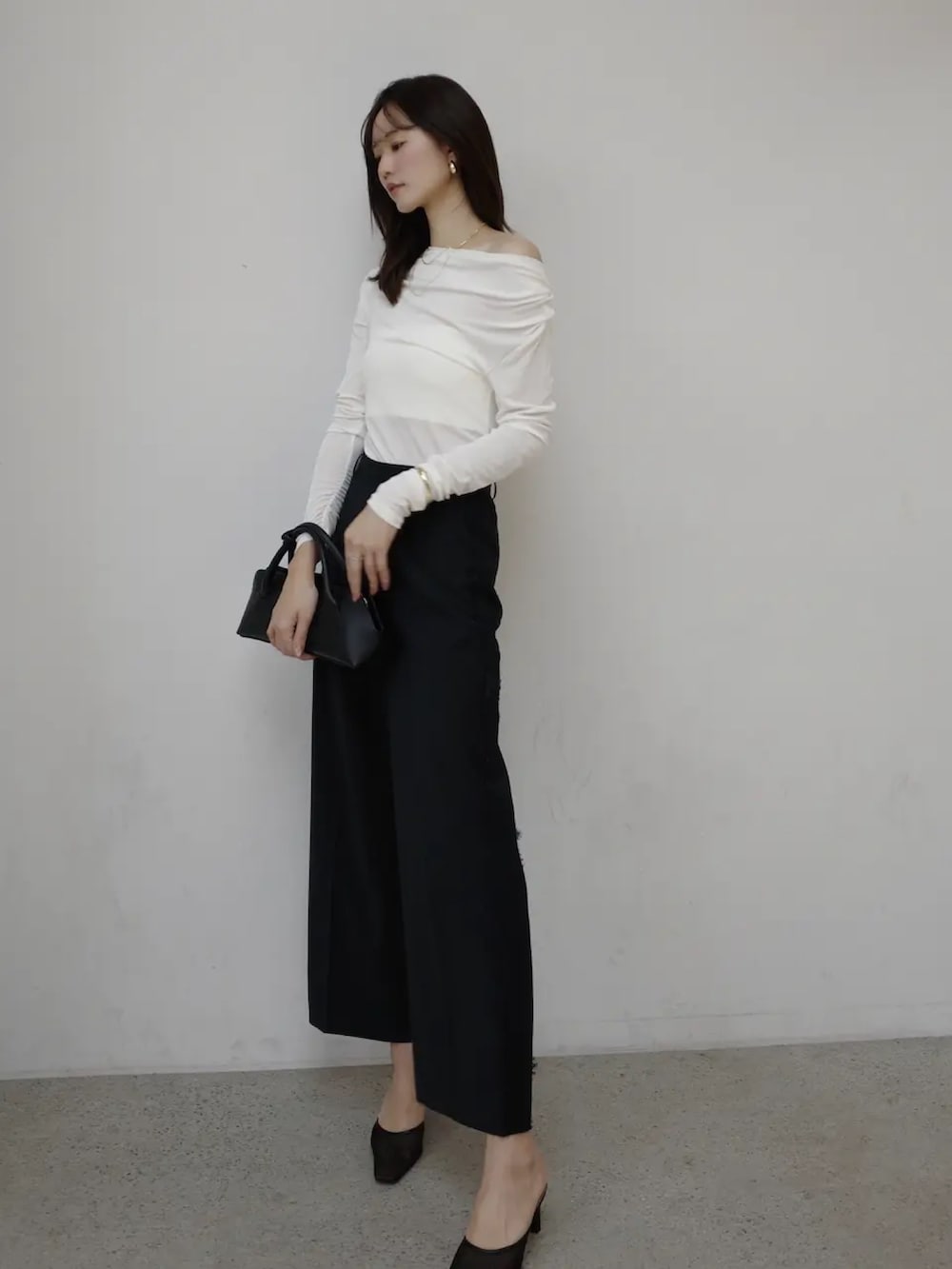 ブラック系のその他パンツを着用したレディースの冬コーディネートの4枚目の写真