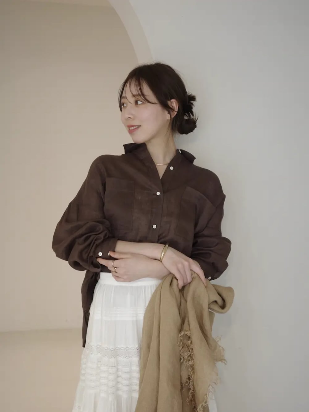 ブラウン系のシャツ/ブラウス、ホワイト系のスカートを着用したレディースの冬コーディネートの4枚目の写真