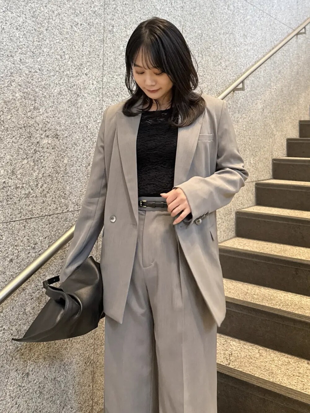 ブラック系のTシャツ/カットソー、グレー系のテーラードジャケット、グレー系のその他パンツを着用したレディースの春コーディネートの3枚目の写真