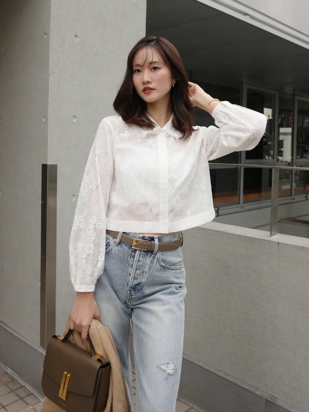 ホワイト系のシャツ/ブラウス、ブルー系のデニムパンツを着用したレディースの冬コーディネートの5枚目の写真