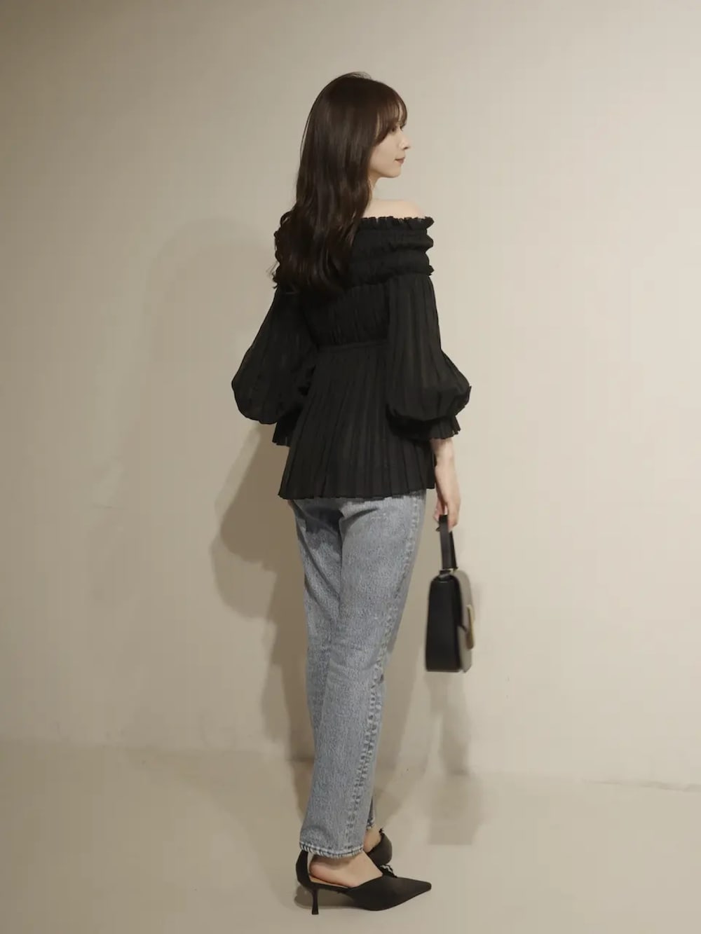 ブラック系のシャツ/ブラウス、ブルー系のデニムパンツを着用したレディースの冬コーディネートの3枚目の写真