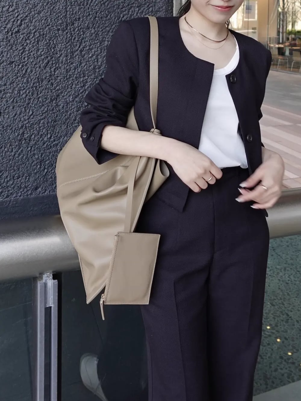 ブルー系のスラックス、ブルー系のノーカラージャケットを着用したレディースの春コーディネートの3枚目の写真