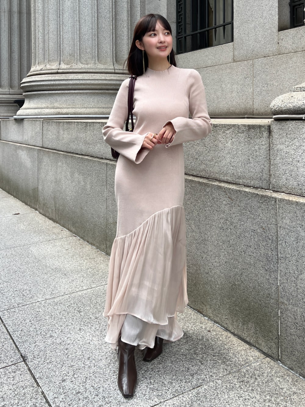 ピンク系のワンピースを着用したレディースの冬コーディネートの3枚目の写真