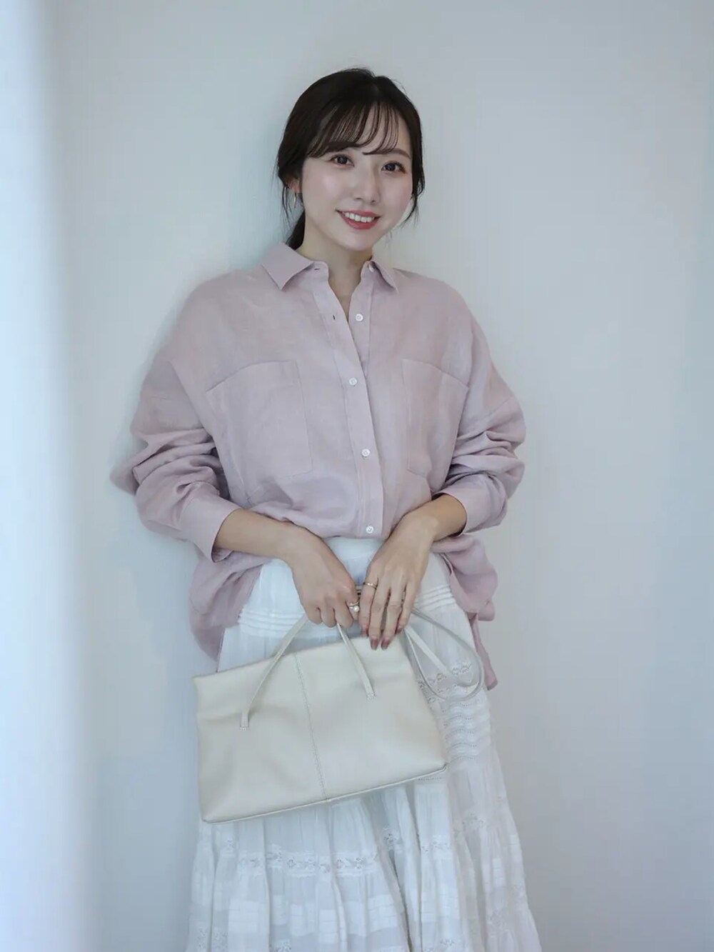 ピンク系のシャツ/ブラウスを着用したレディースの冬コーディネートの2枚目の写真