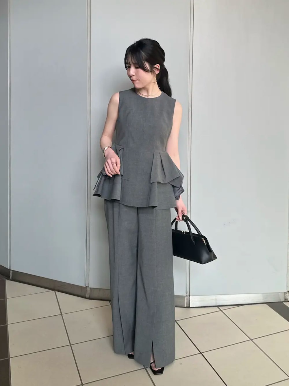 グレー系のシャツ/ブラウス、グレー系のその他パンツを着用したレディースの夏コーディネートの2枚目の写真