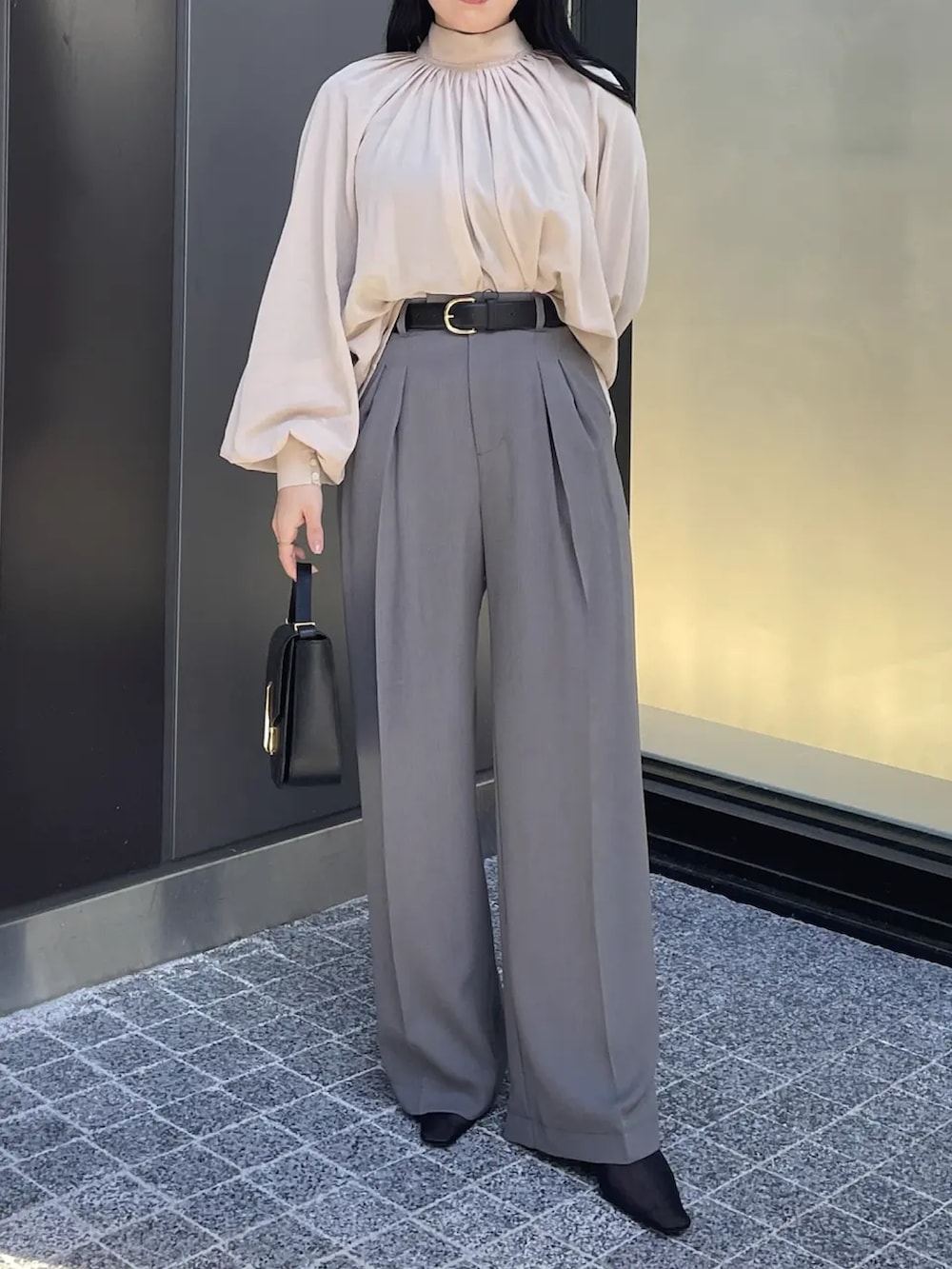 ピンク系のシャツ/ブラウスを着用したレディースの冬コーディネートの2枚目の写真