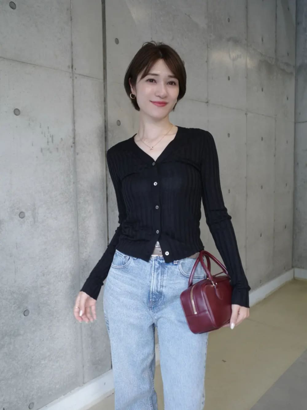 ブラック系のTシャツ/カットソー、ブルー系のデニムパンツを着用したレディースの夏コーディネートの2枚目の写真