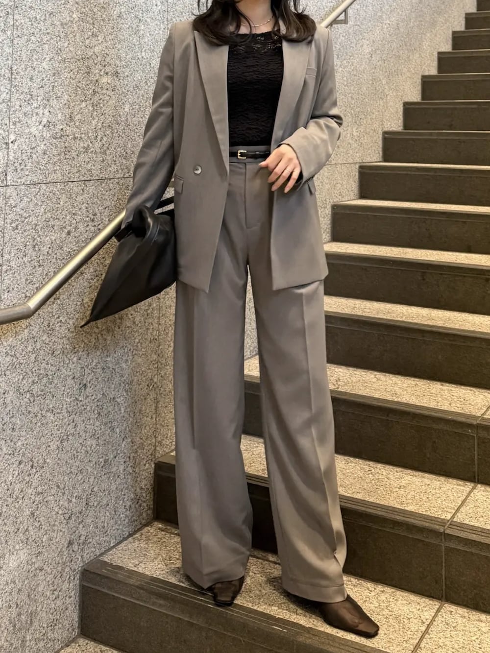 ブラック系のTシャツ/カットソー、グレー系のテーラードジャケット、グレー系のその他パンツを着用したレディースの春コーディネートの2枚目の写真