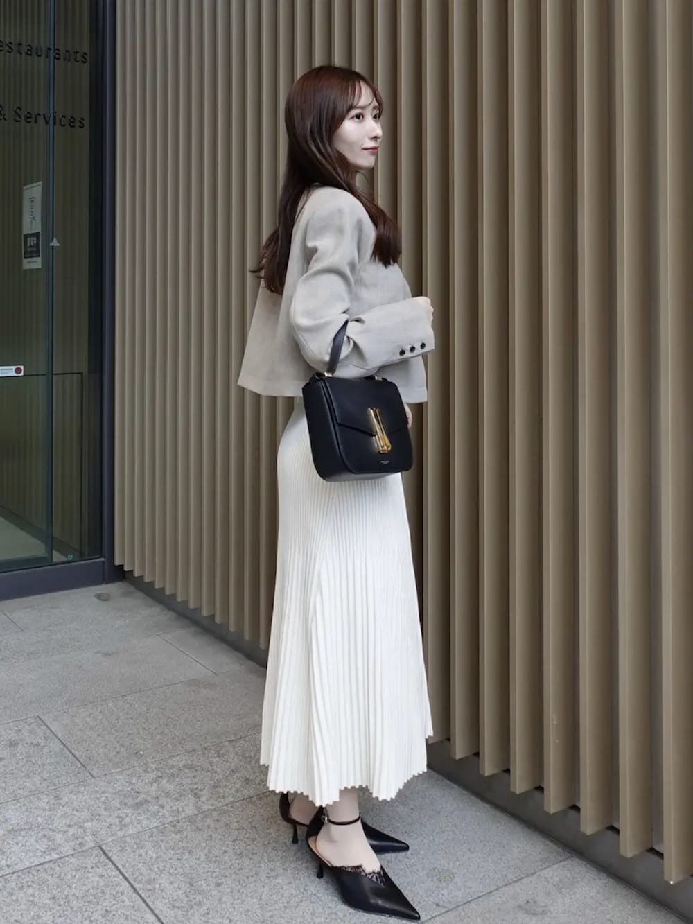 ホワイト系のワンピース、ベージュ系のノーカラージャケットを着用したレディースの春コーディネートの2枚目の写真