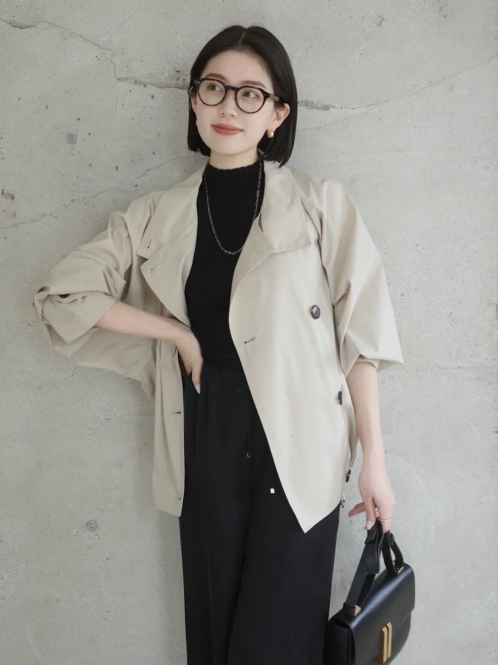 ブラック系のその他パンツを着用したレディースの春コーディネートの3枚目の写真