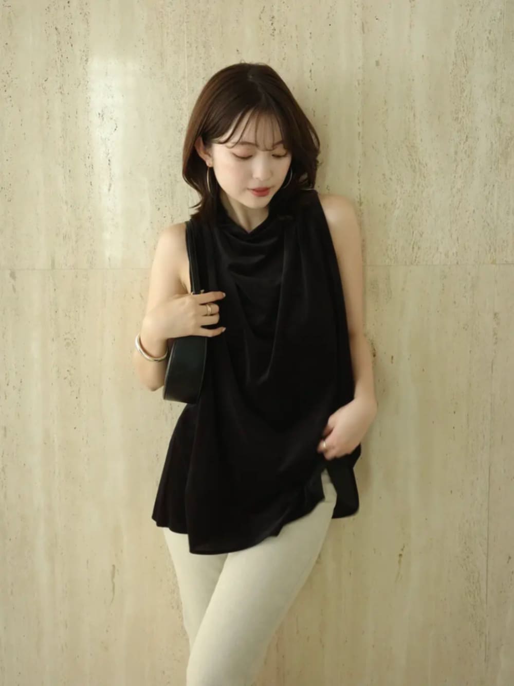 ベージュ系のデニムパンツ、ブラック系のシャツ/ブラウスを着用したレディースの夏コーディネートの4枚目の写真
