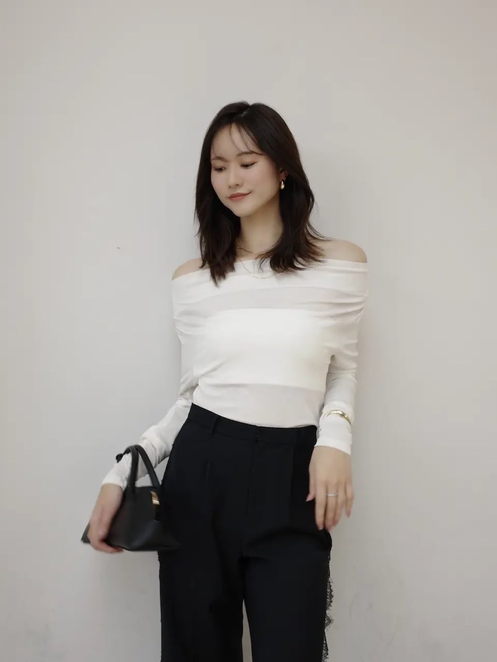 ブラック系のその他パンツを着用したレディースの冬コーディネートの3枚目の写真