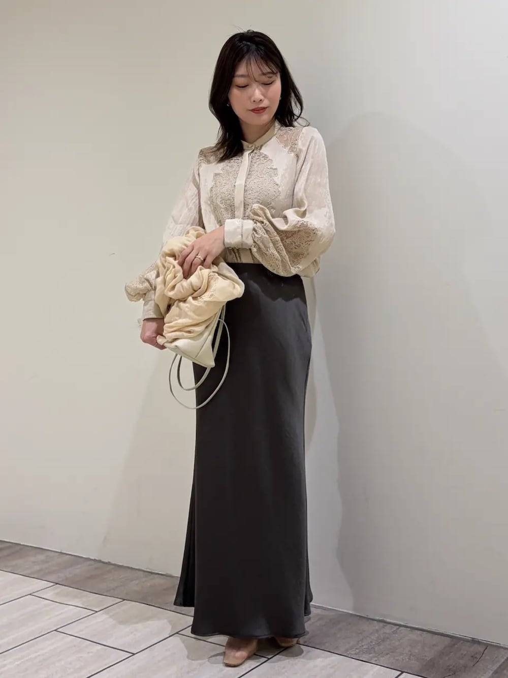 ベージュ系のシャツ/ブラウス、ブラウン系のスカートを着用したレディースの春コーディネートの2枚目の写真