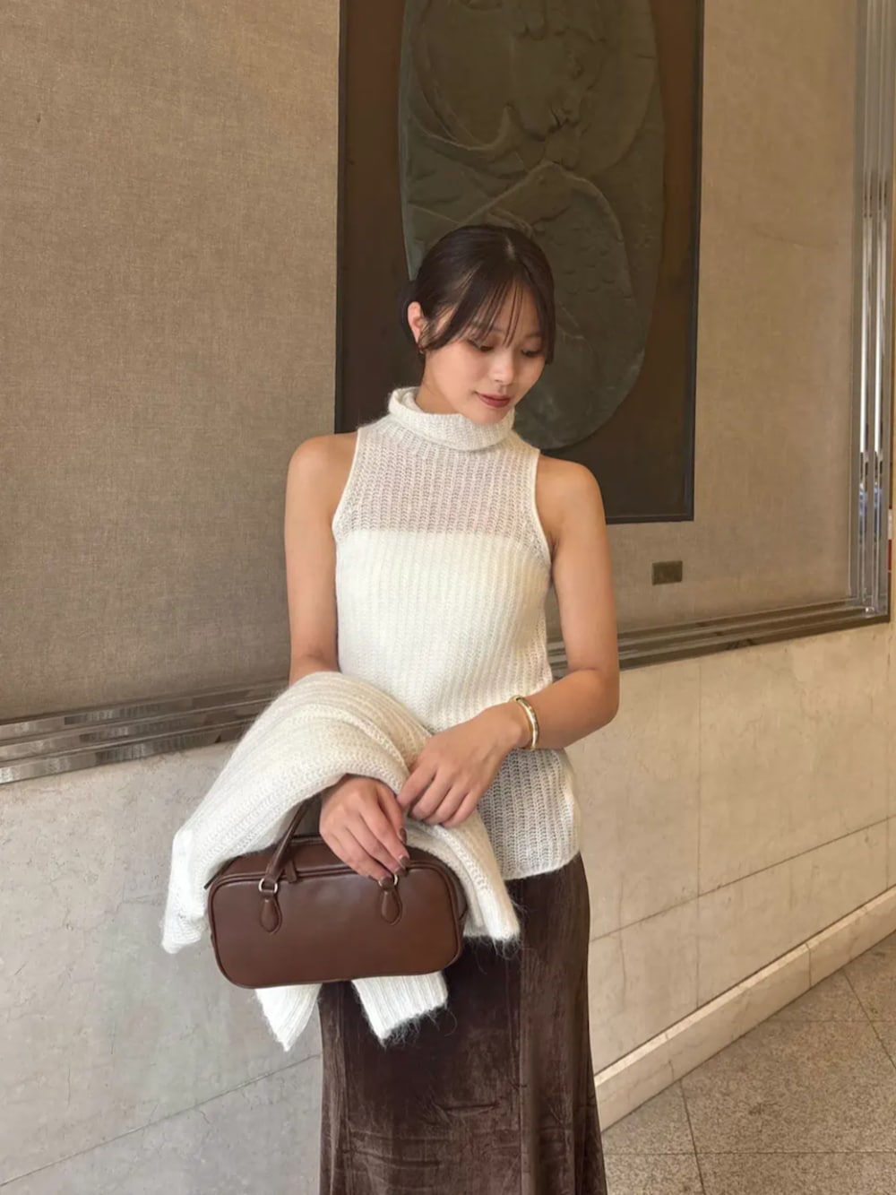 ホワイト系のキャミソール、ホワイト系のカーディガン/ボレロ、ホワイト系のTシャツ/カットソーを着用したレディースの秋コーディネートの3枚目の写真