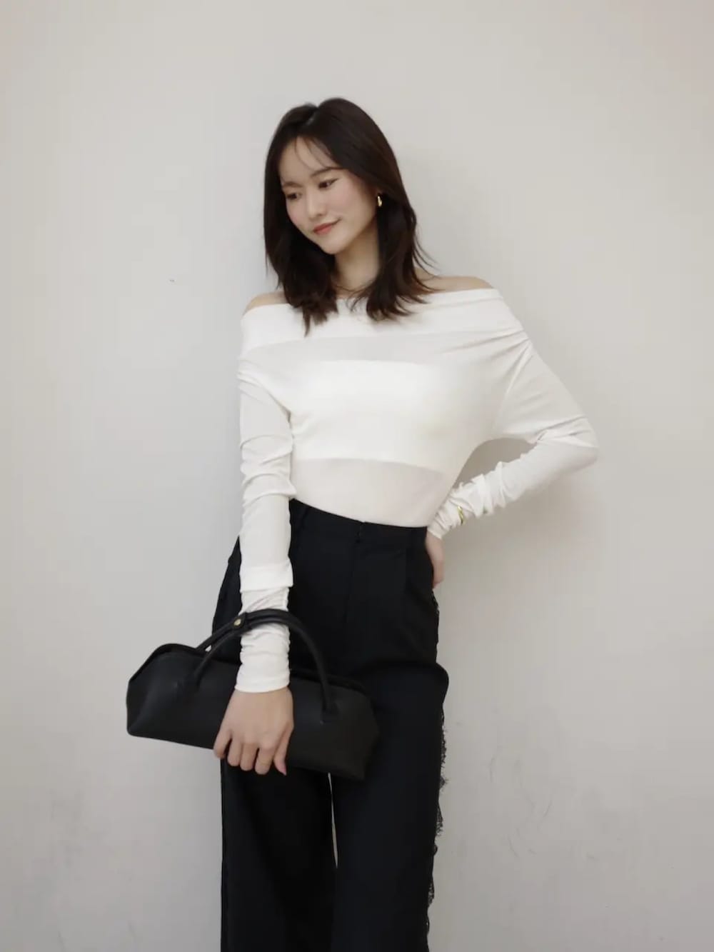 ブラック系のその他パンツを着用したレディースの冬コーディネートの2枚目の写真