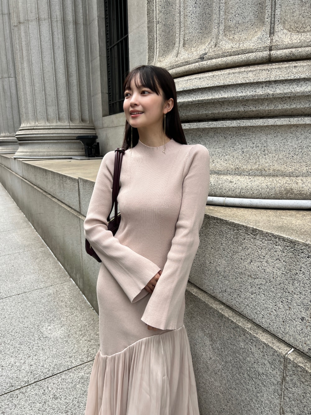 ピンク系のワンピースを着用したレディースの冬コーディネートの4枚目の写真