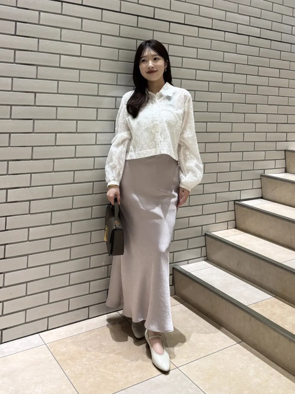 ホワイト系のシャツ/ブラウス、ピンク系のスカートを着用したレディースの冬コーディネートの2枚目の写真