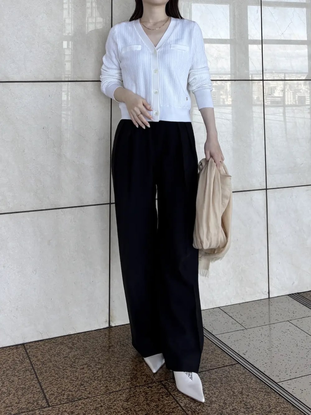 ホワイト系のカーディガン/ボレロ、ブラック系のその他パンツを着用したレディースの春コーディネートの2枚目の写真