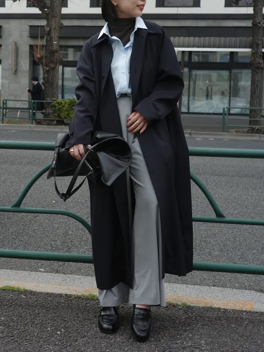 ブルー系のシャツ/ブラウス、ブルー系のステンカラーコート、グレー系のニット/セーターを着用したレディースの冬コーディネートの3枚目の写真