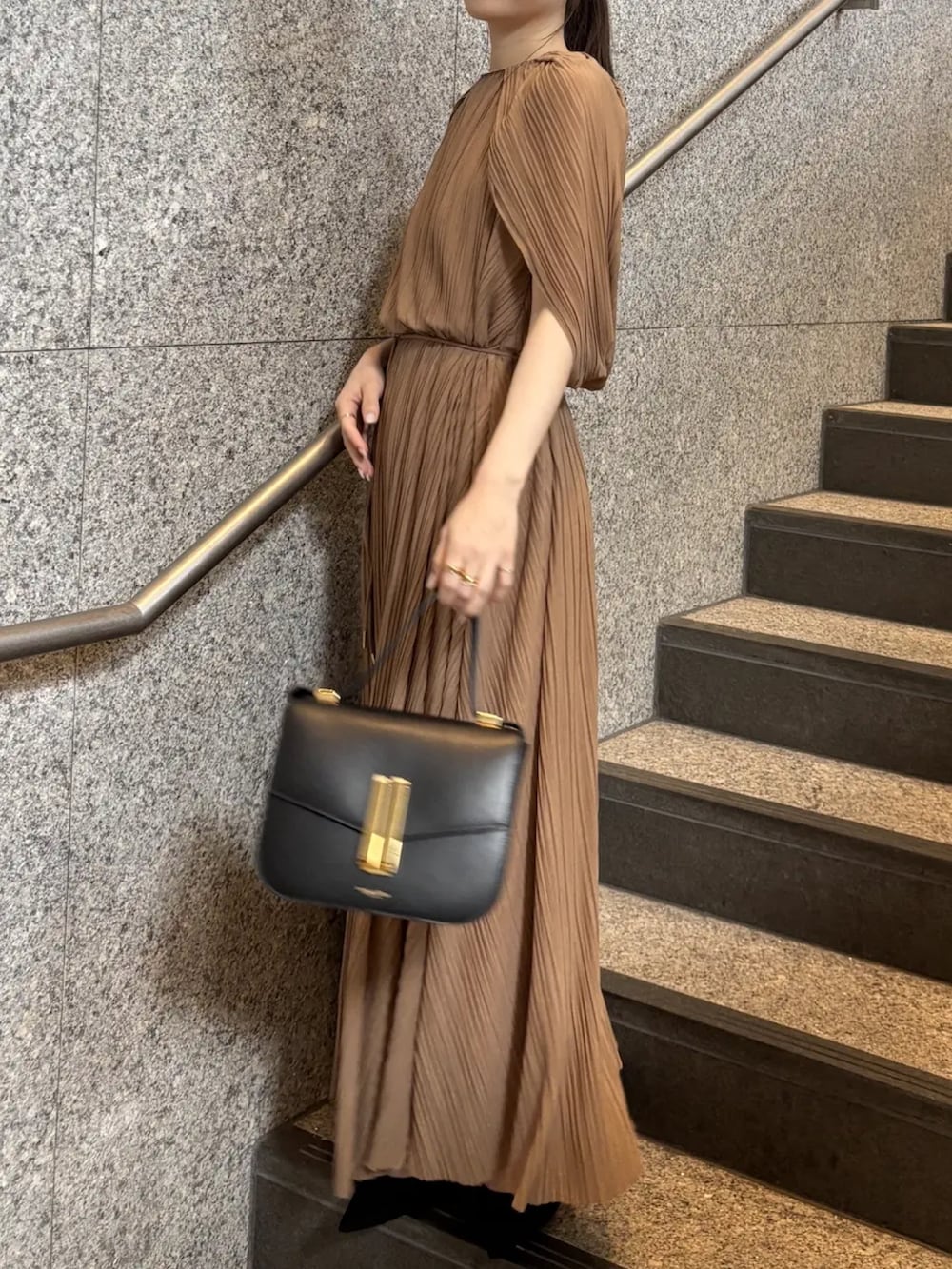 ベージュ系のワンピースを着用したレディースの春コーディネートの2枚目の写真