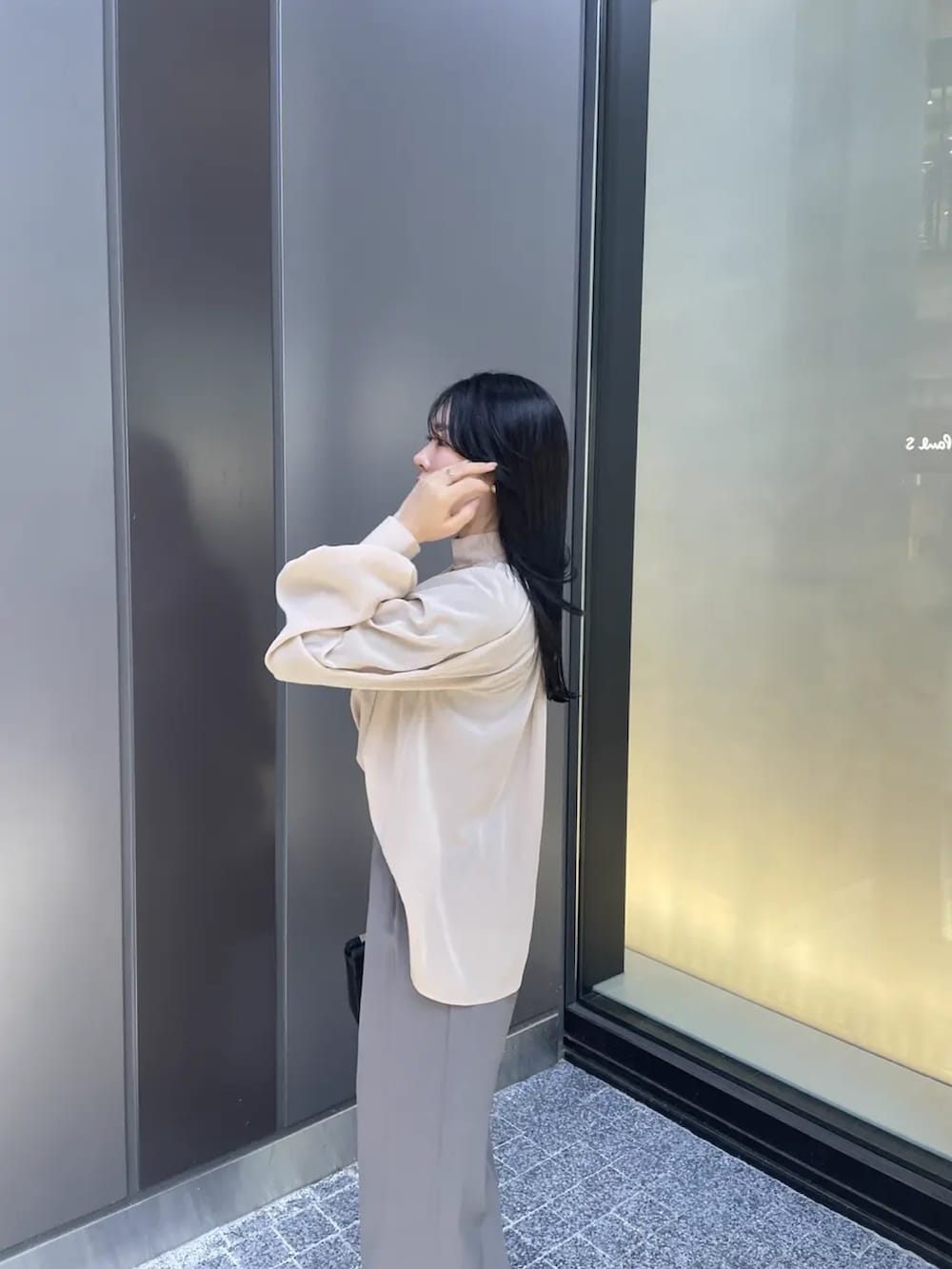 ピンク系のシャツ/ブラウスを着用したレディースの冬コーディネートの4枚目の写真