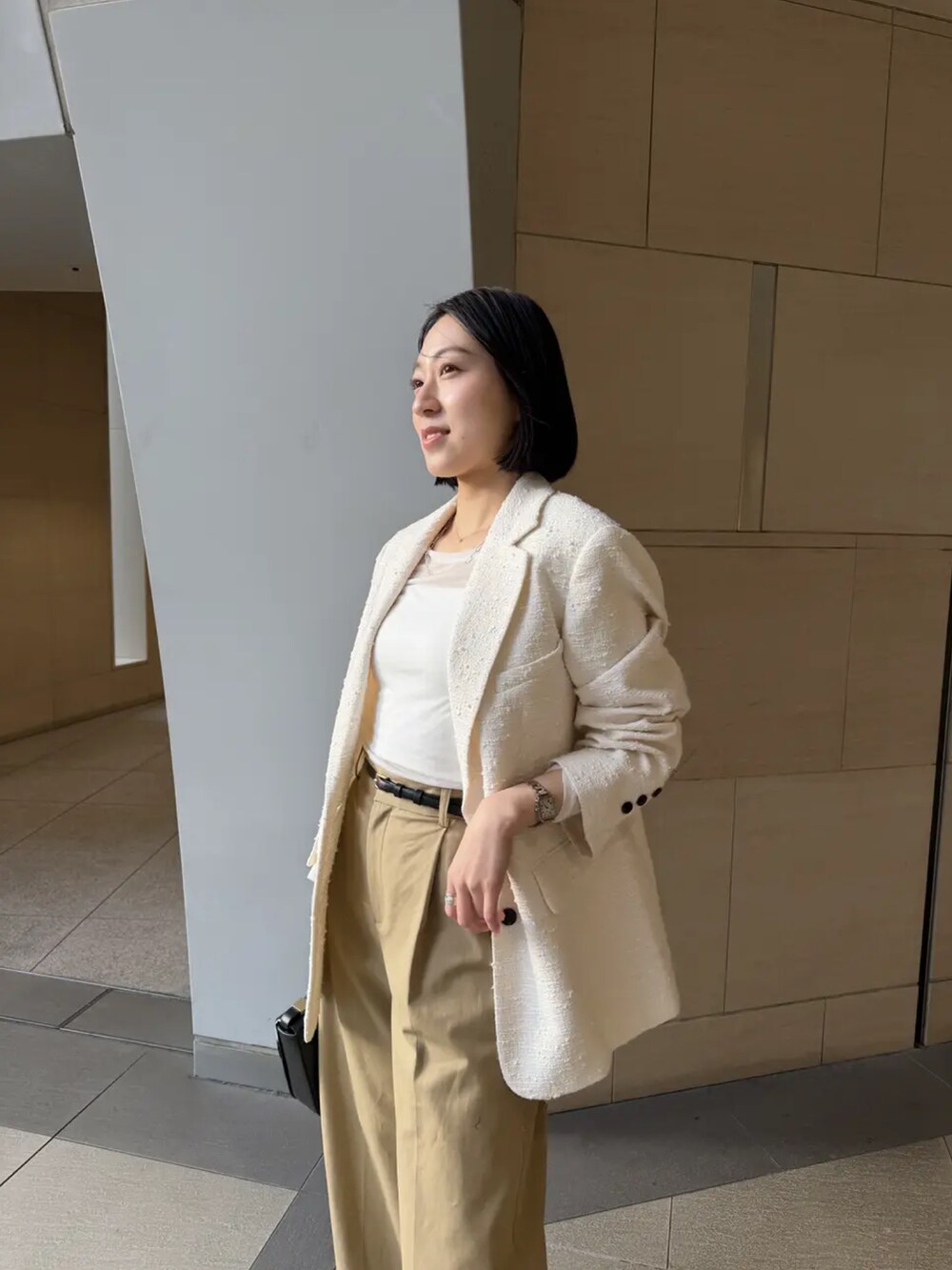 ホワイト系のその他アウター、ホワイト系のTシャツ/カットソー、ベージュ系のその他パンツを着用したレディースの冬コーディネートの3枚目の写真