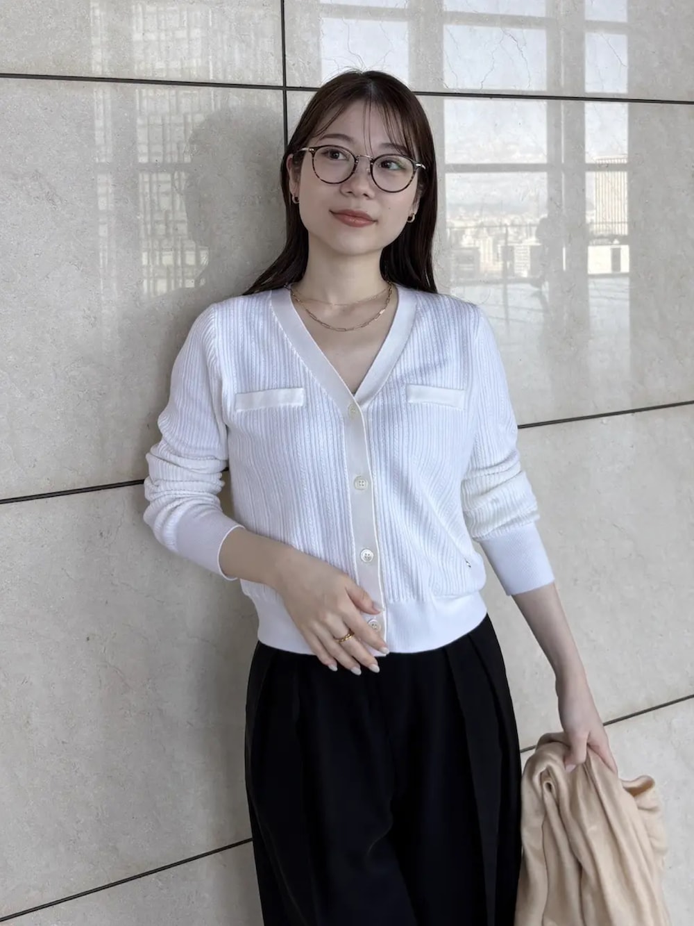 ホワイト系のカーディガン/ボレロ、ブラック系のその他パンツを着用したレディースの春コーディネートの3枚目の写真