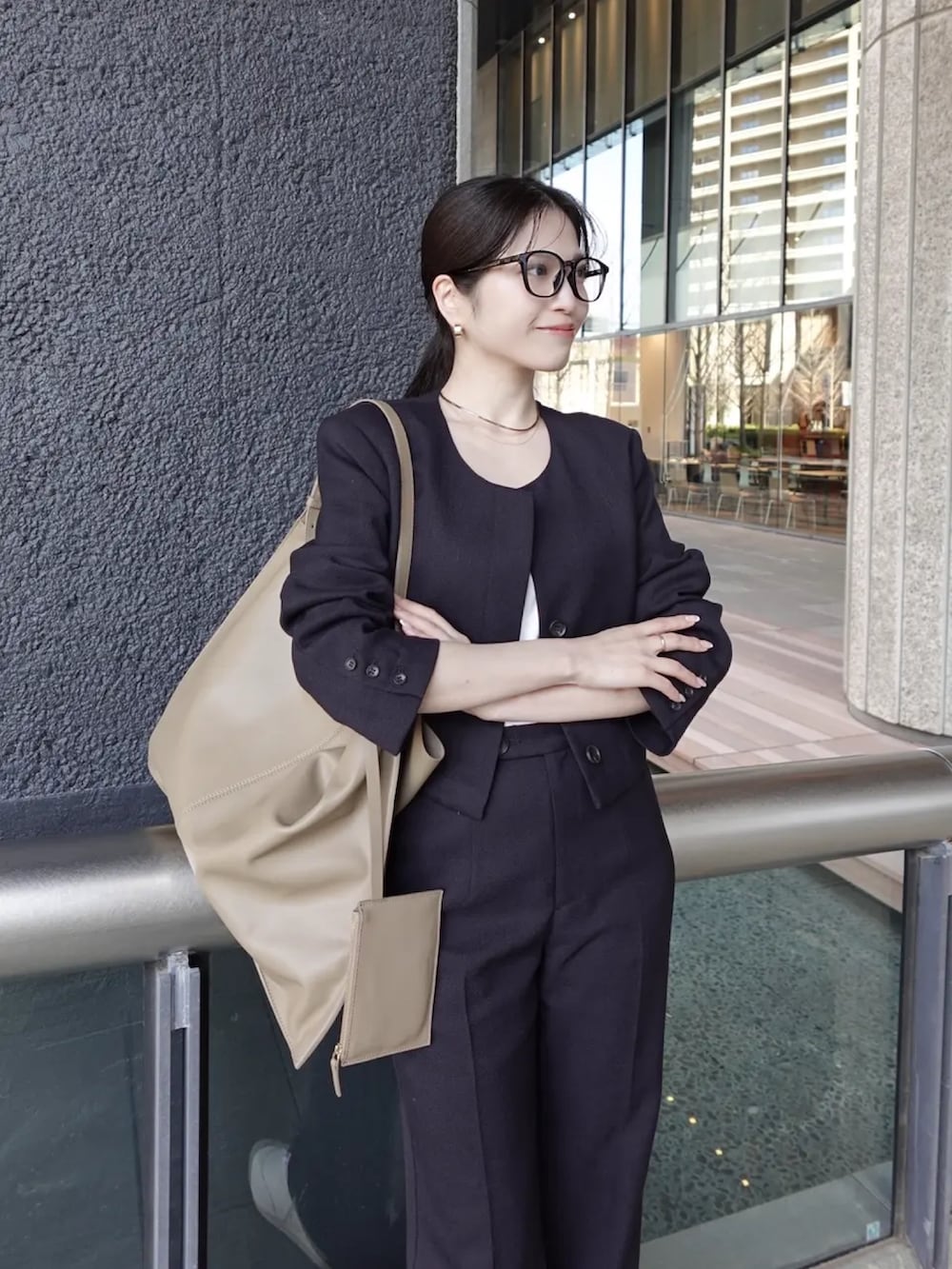 ブルー系のスラックス、ブルー系のノーカラージャケットを着用したレディースの春コーディネートの2枚目の写真