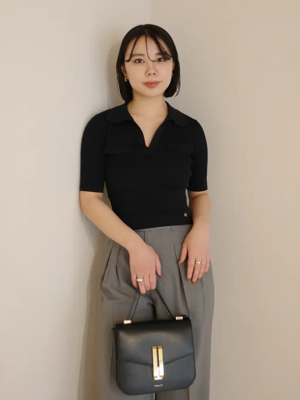 ブルー系のニット/セーターを着用したレディースの冬コーディネートの3枚目の写真