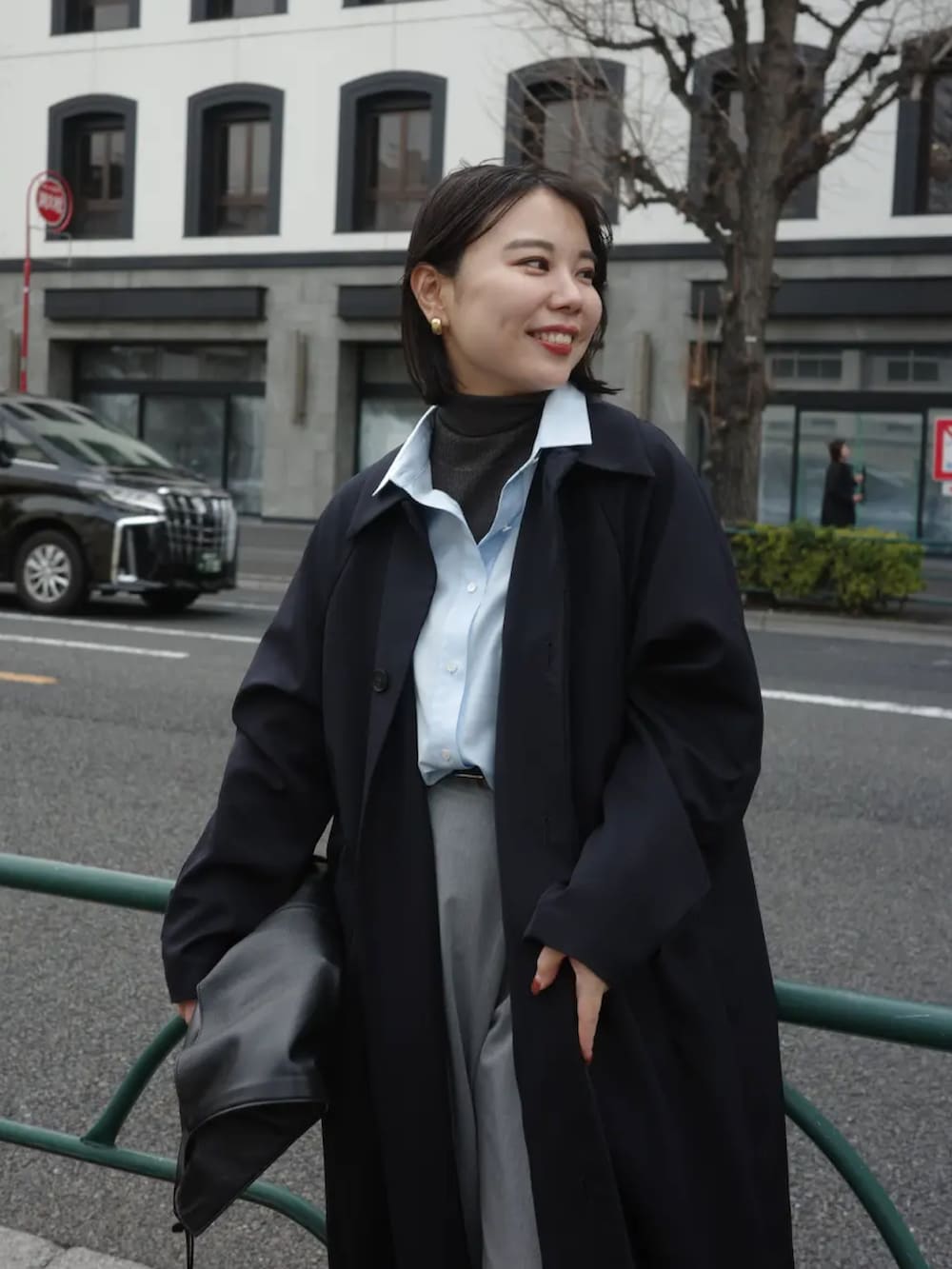 ブルー系のシャツ/ブラウス、ブルー系のステンカラーコート、グレー系のニット/セーターを着用したレディースの冬コーディネートの4枚目の写真