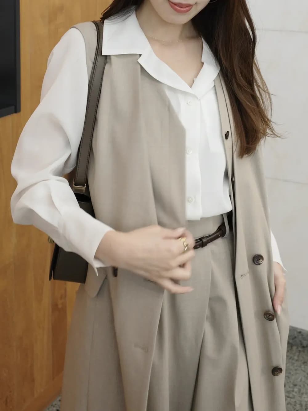 ベージュ系のワンピース、ベージュ系のその他パンツ、ホワイト系のシャツ/ブラウスを着用したレディースの冬コーディネートの2枚目の写真