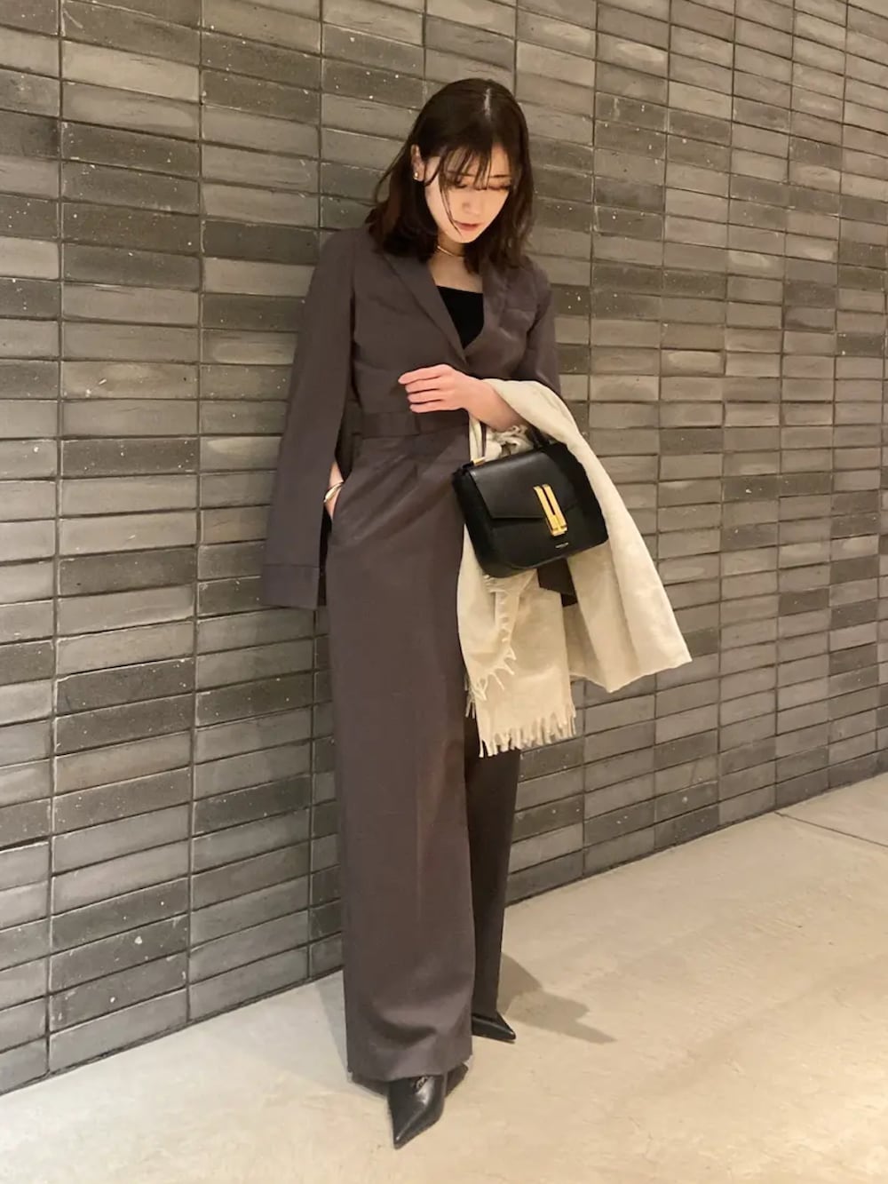 グレー系のつなぎ/オールインワンを着用したレディースの冬コーディネートの2枚目の写真