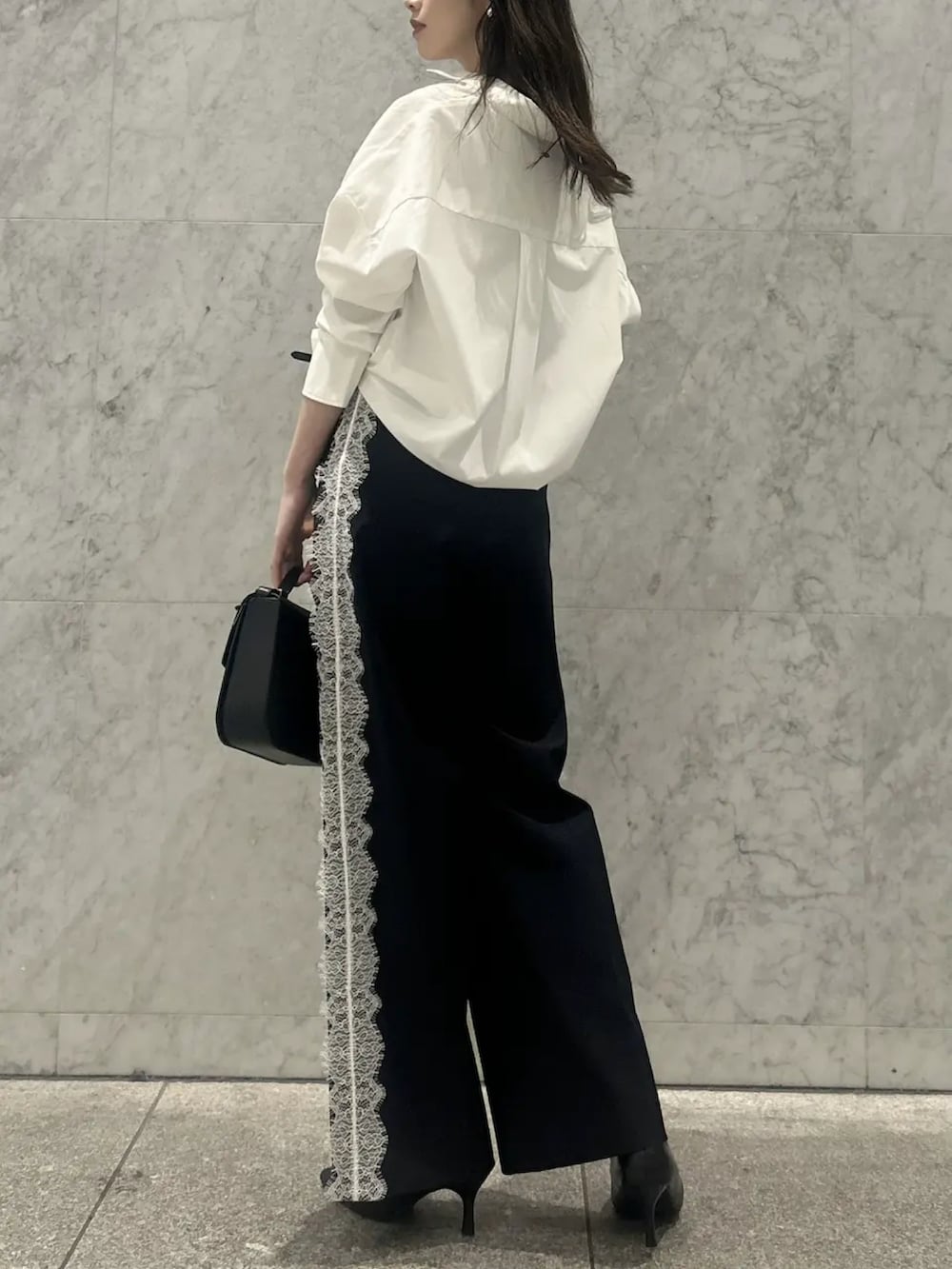 ブルー系のその他パンツ、ホワイト系のシャツ/ブラウスを着用したレディースの冬コーディネートの3枚目の写真