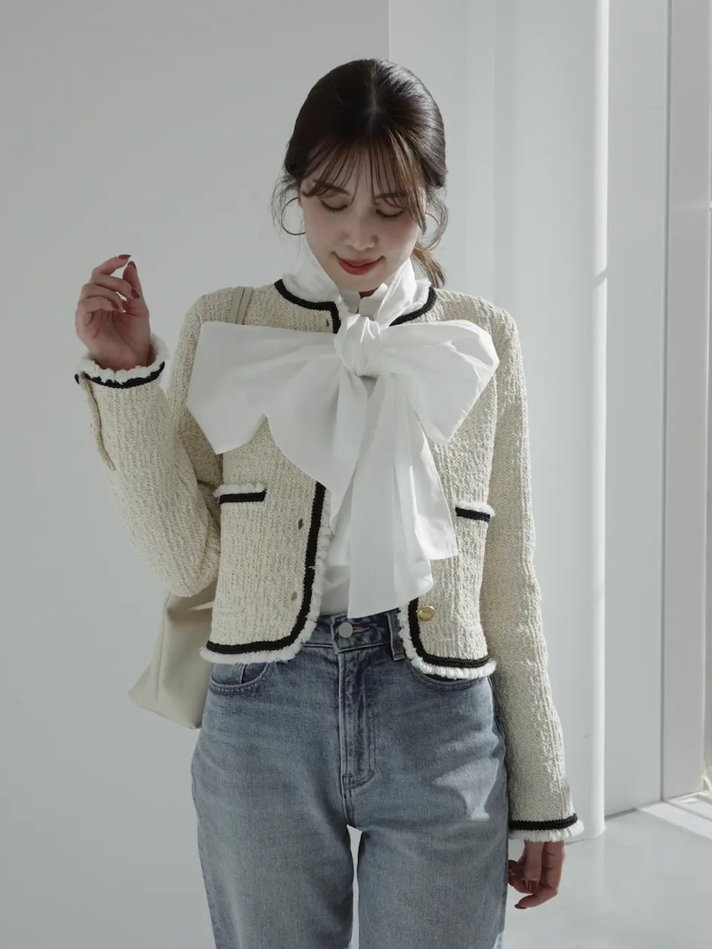 ベージュ系のカーディガン/ボレロ、ホワイト系のシャツ/ブラウスを着用したレディースの冬コーディネートの3枚目の写真