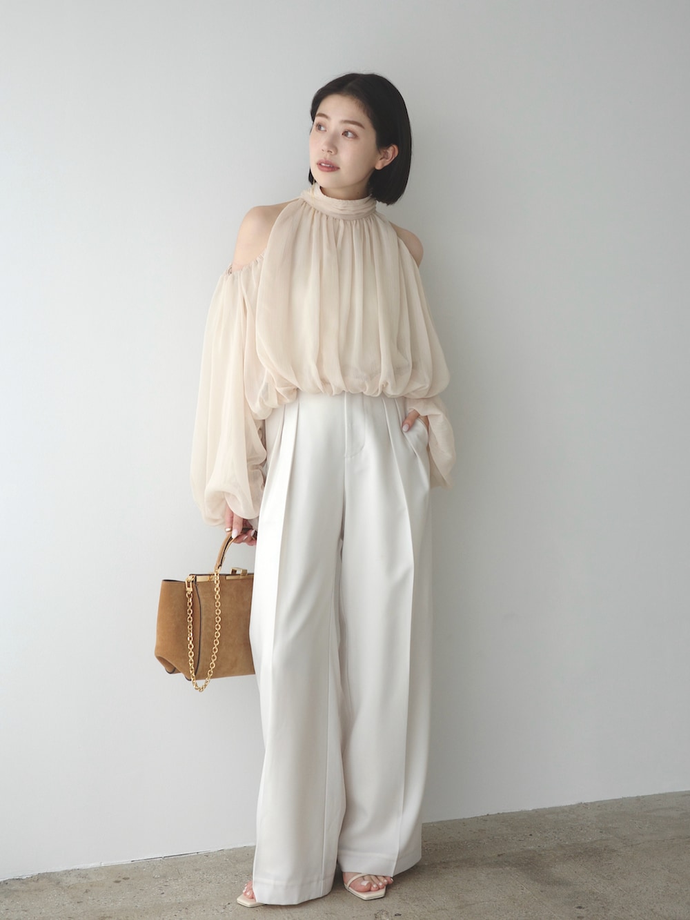 ベージュ系のシャツ/ブラウス、ホワイト系のその他パンツを着用したレディースの春コーディネートの2枚目の写真