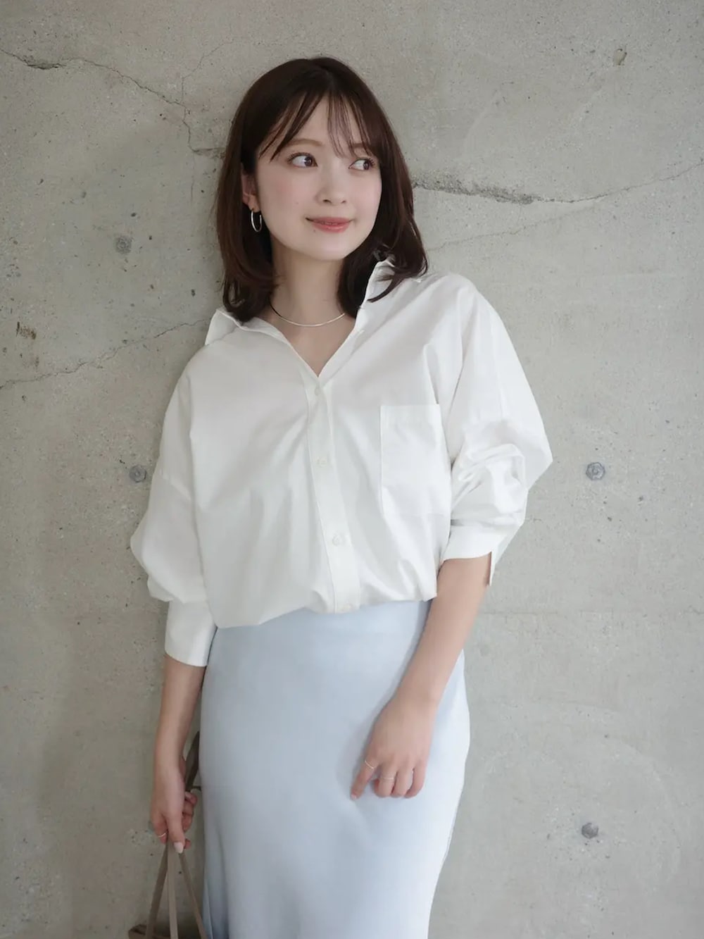 ホワイト系のシャツ/ブラウスを着用したレディースの春コーディネートの2枚目の写真