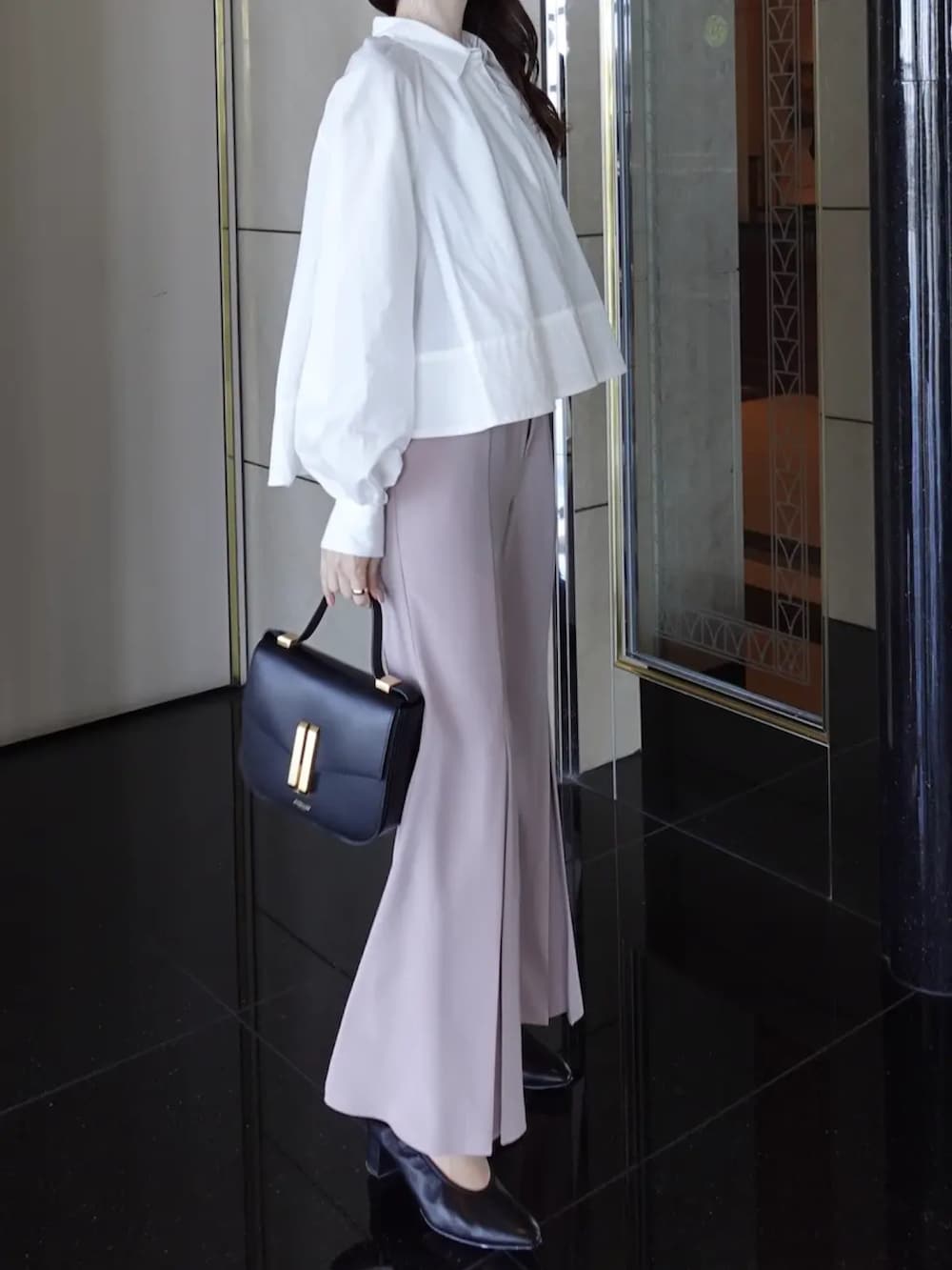 ホワイト系のシャツ/ブラウス、ピンク系のその他パンツを着用したレディースの冬コーディネートの2枚目の写真