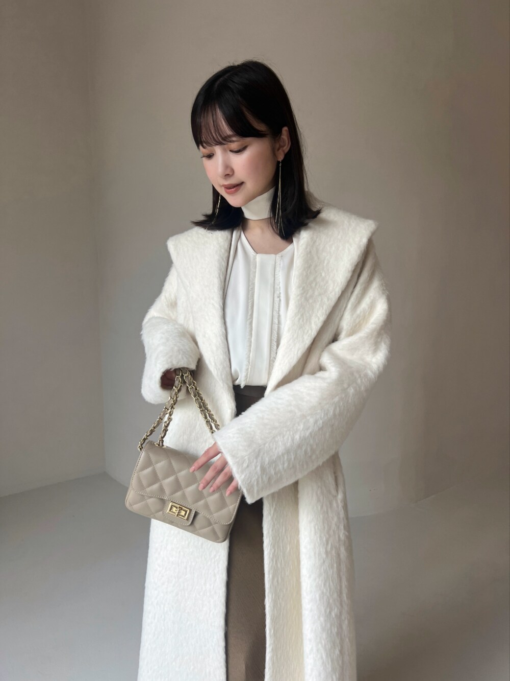 グレー系のその他アウター、ホワイト系のその他アウター、ホワイト系のシャツ/ブラウスを着用したレディースの冬コーディネートの3枚目の写真